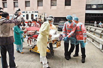 Một bệnh nhân cúm type A, 21 tuổi, đang được đưa đến bệnh viện tại Hồng Kông, Trung Quốc. Ảnh mang tính minh họa.